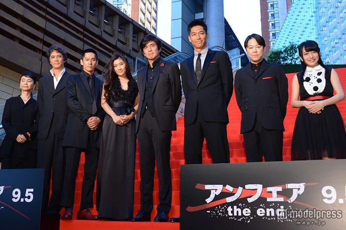 (左から)佐藤嗣麻子監督、加藤雅也、永山絢斗、篠原涼子、佐藤浩市、AKIRA、阿部サダヲ、向井地美音
