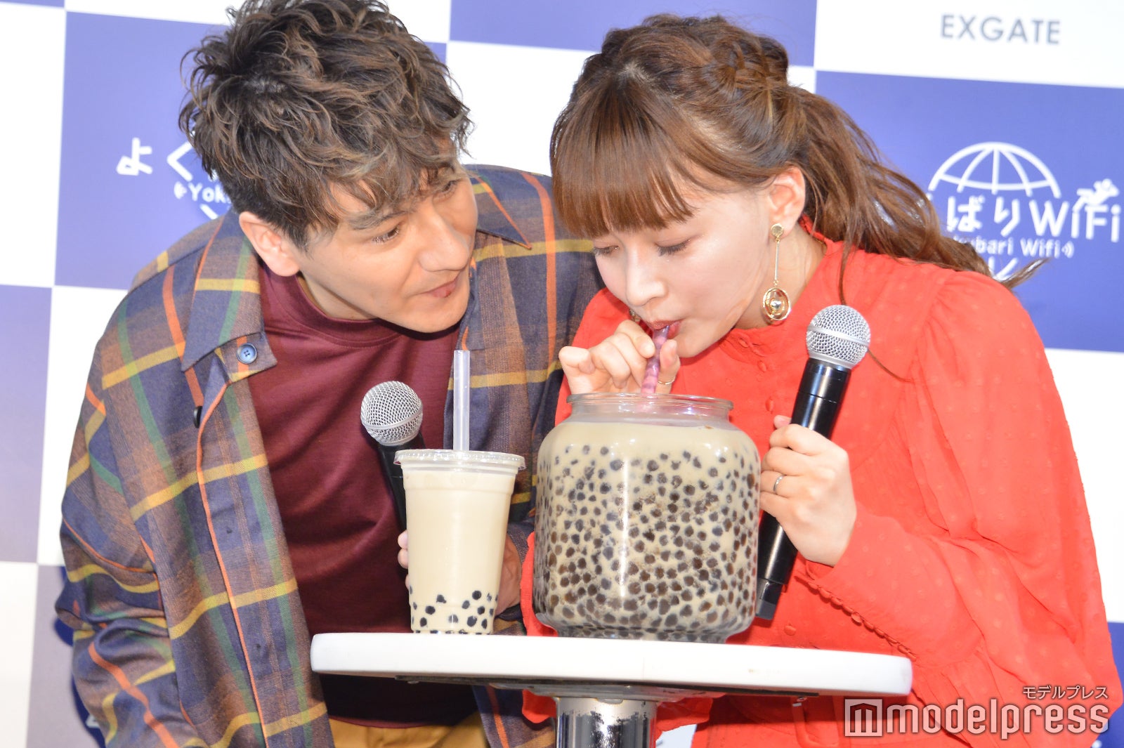 （左から）JOY、わたなべ麻衣（C）モデルプレス