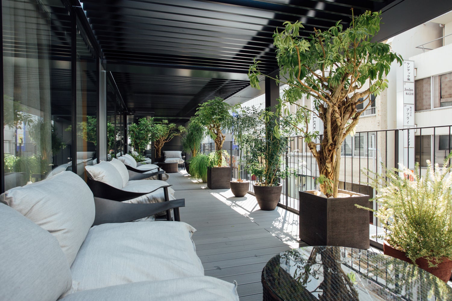 2階テラス／画像提供：野村不動産ホテルズ株式会社