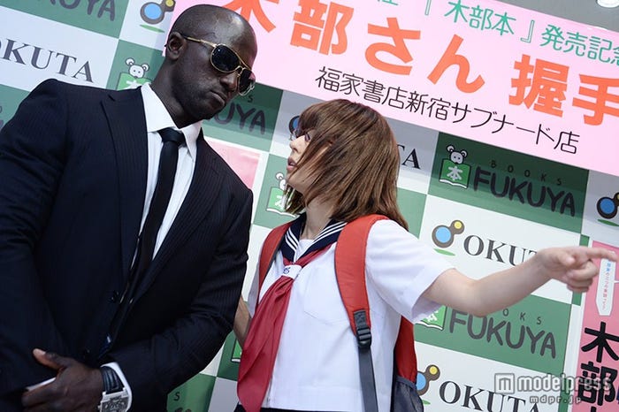 ボディガードに指示する木部さん