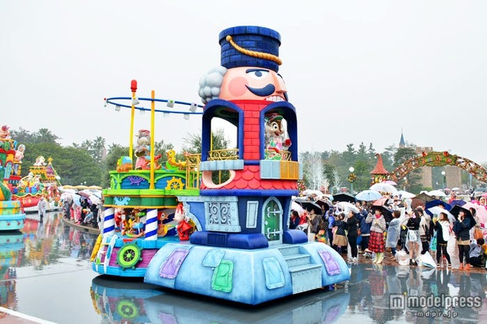 雨天バーションの「ディズニー・サンタヴィレッジ・パレード」
