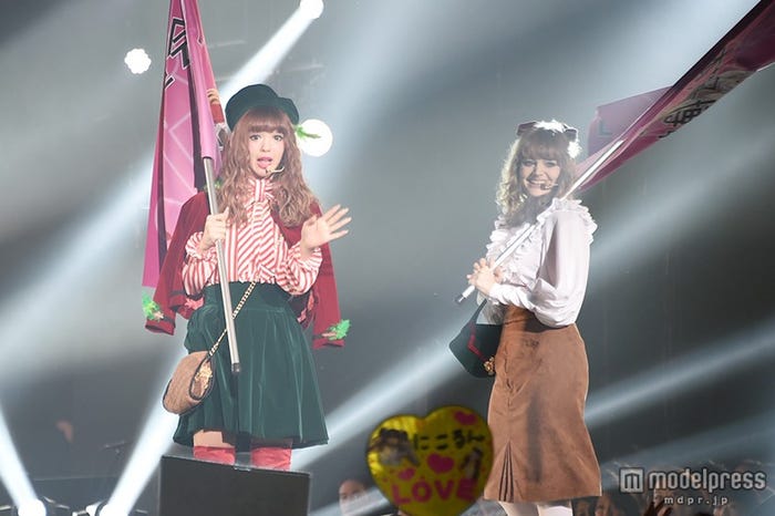 藤田ニコル(左)&ダコタ・ローズ