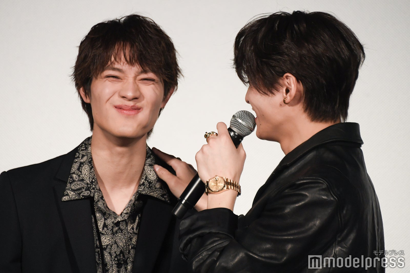 「あ〜ん」にご満悦の上村謙信、関哲汰（C）モデルプレス