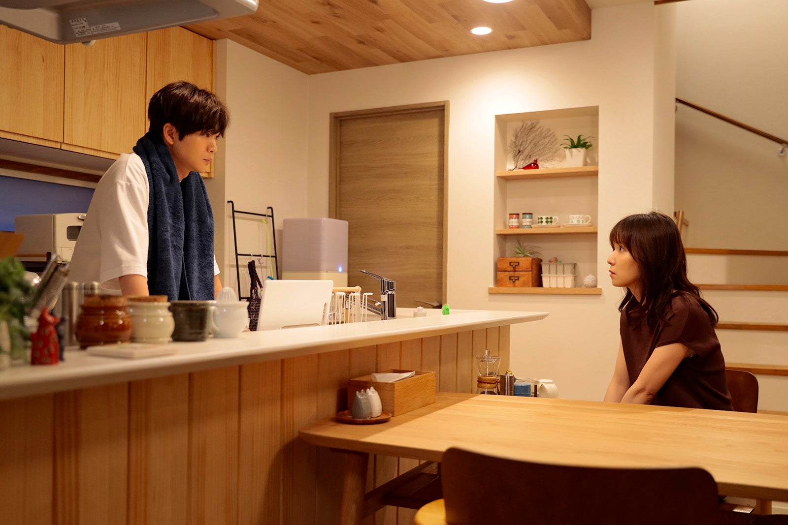 松下洸平、松岡茉優「最高の教師 1年後、私は生徒に■された」第1話より（C）日本テレビ