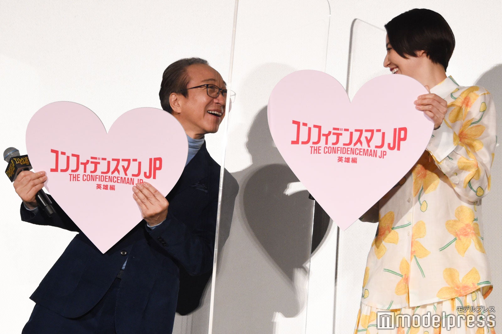 子猫ちゃんへのメッセージを見せあって笑う小日向文世、長澤まさみ （C）モデルプレス