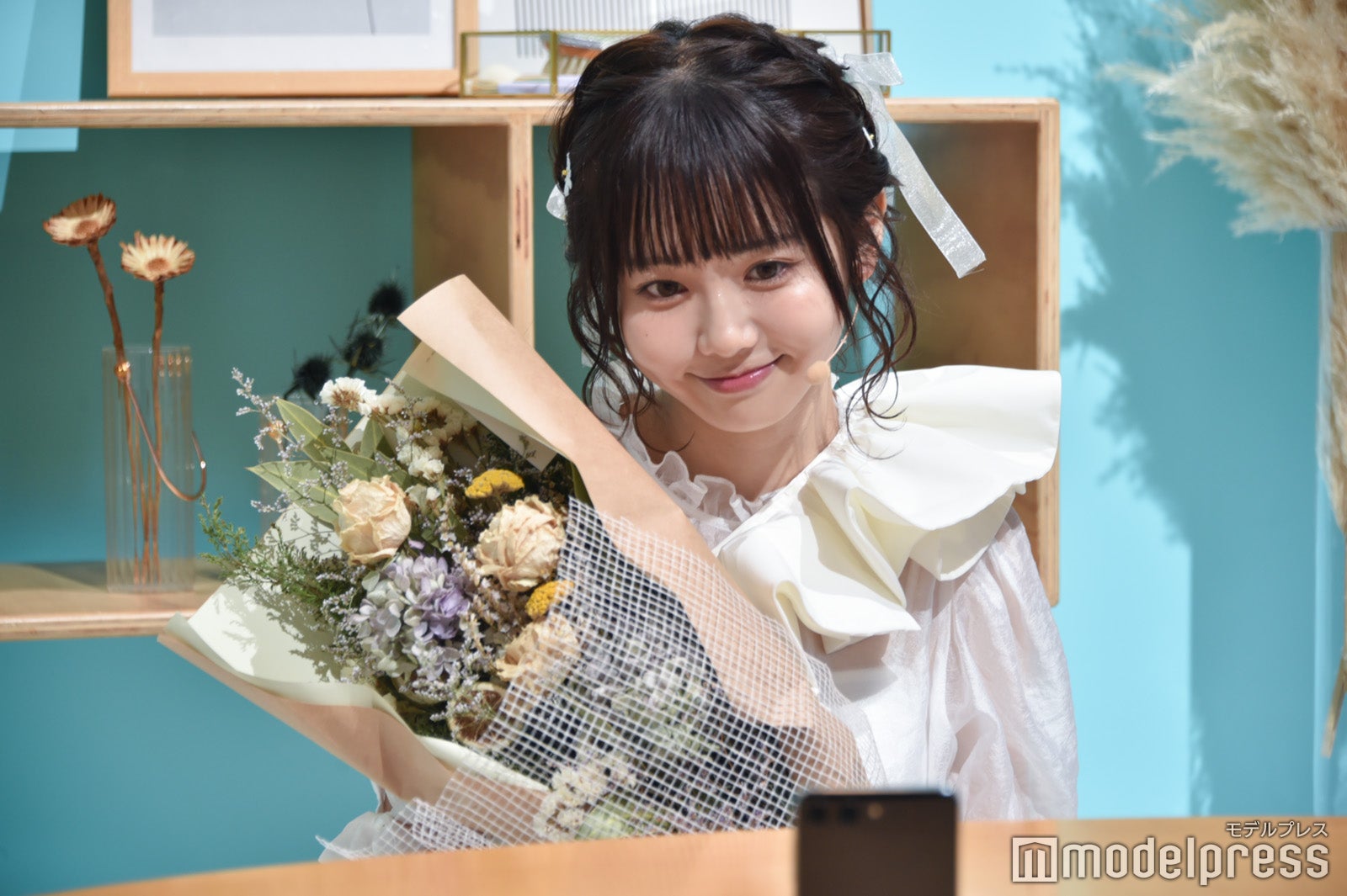 部屋で自撮りをするちせ（C）モデルプレス