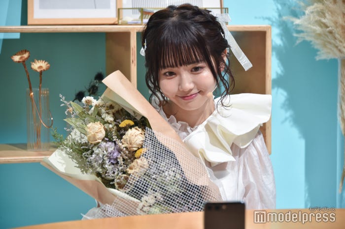 部屋で自撮りをするちせ(C)モデルプレス