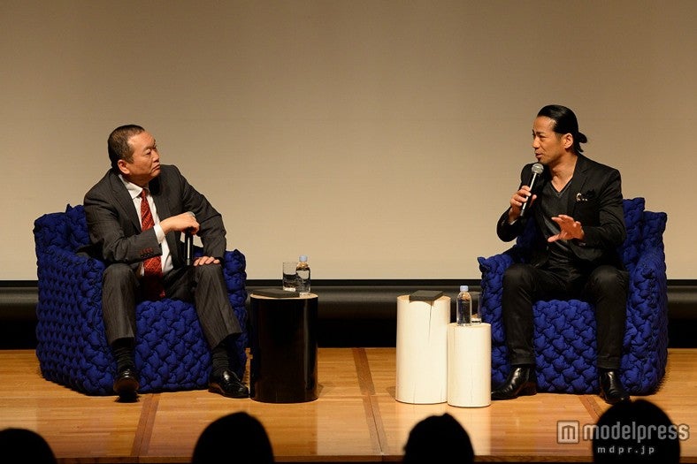 （左から）見城徹氏、HIRO