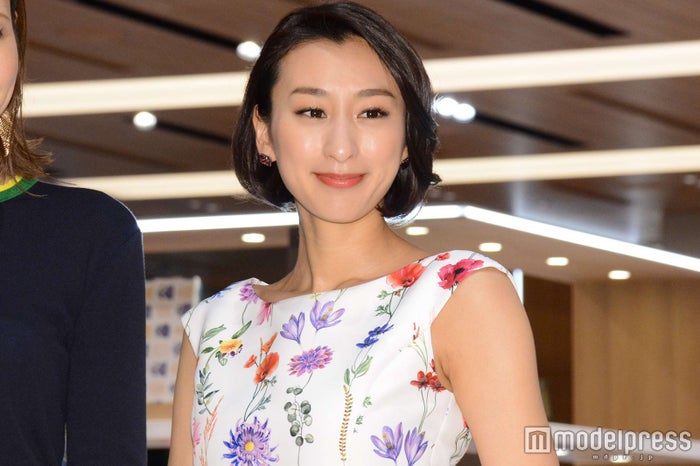 浅田舞、美脚際立つ水着ショット公開「スタイル抜群」「ビーチの女神」の声