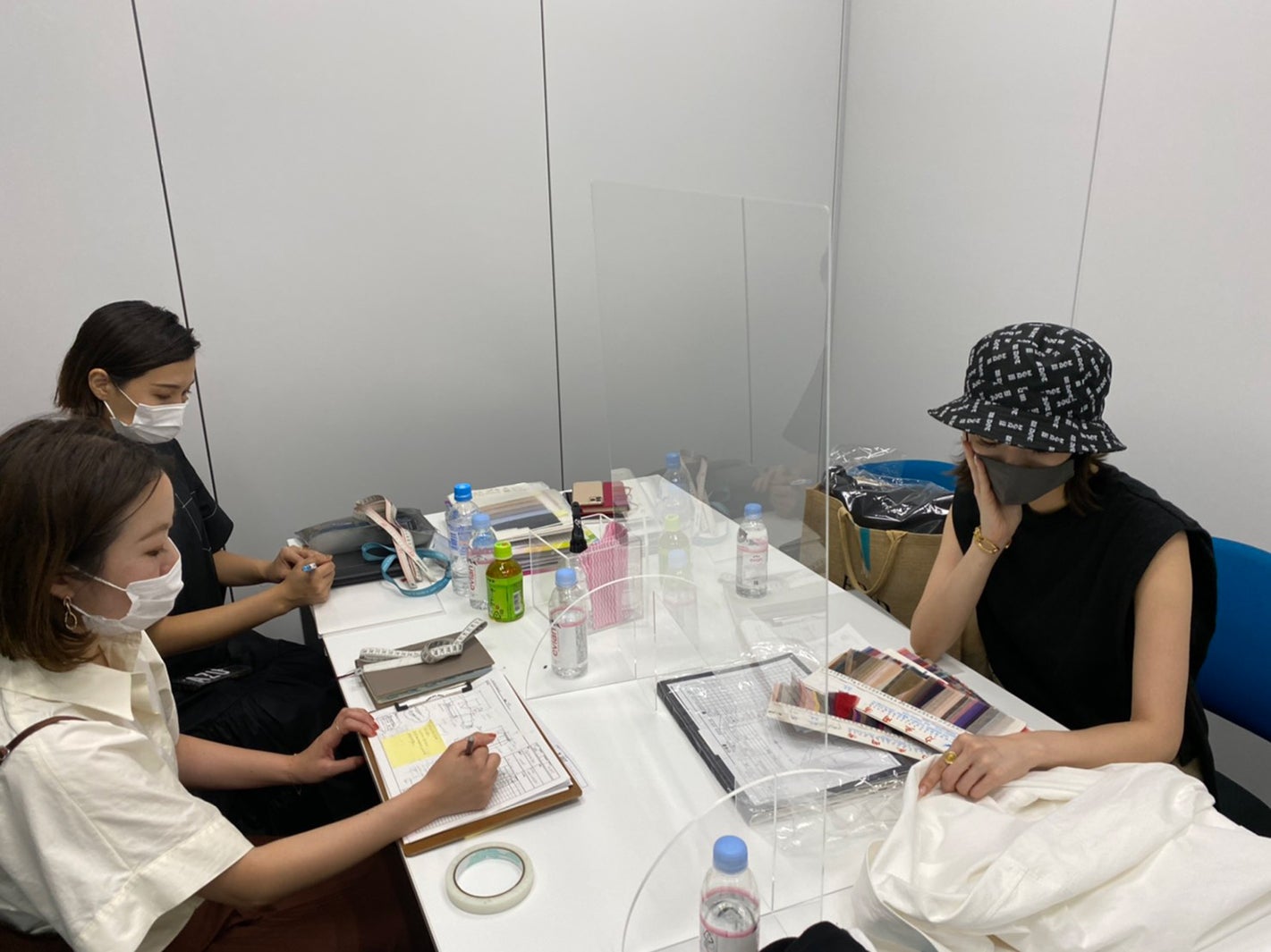 打ち合わせの様子（提供写真）