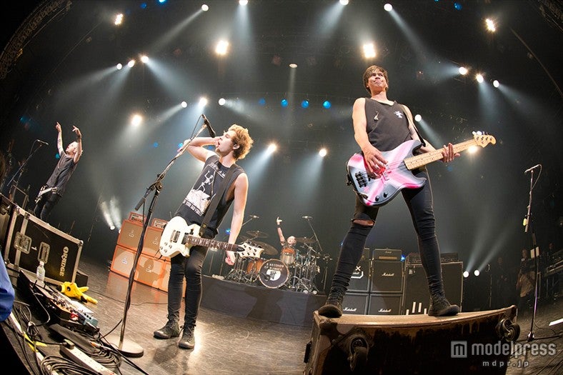 1Dの弟分「5SOS」、日本初ライブで「ニッポンダイスキ」ファン熱狂＜セットリスト＞