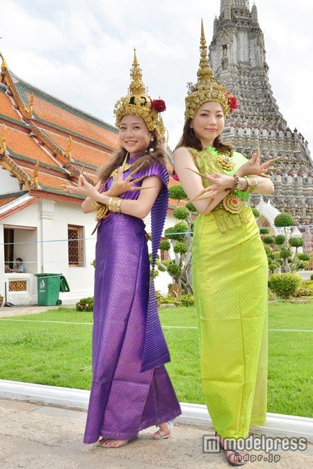 記念撮影もムードたっぷりにキマる／モデル：百々さおり、富田千穂