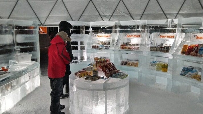 ヴィレッジには氷のコンビニも！