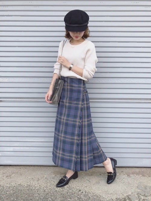 チェックスカートとローファーのコーデ