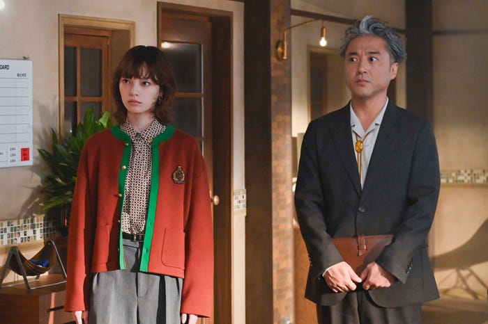 (左から)平手友梨奈、ムロツヨシ「うちの弁護士は手がかかる」第3話より(C)フジテレビ