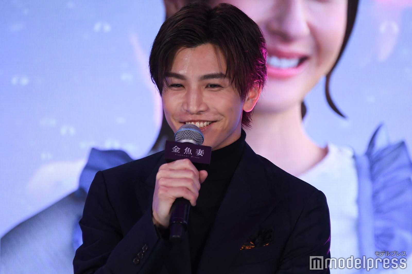 心理テストの結果に笑みを浮かべる岩田剛典 （C）モデルプレス