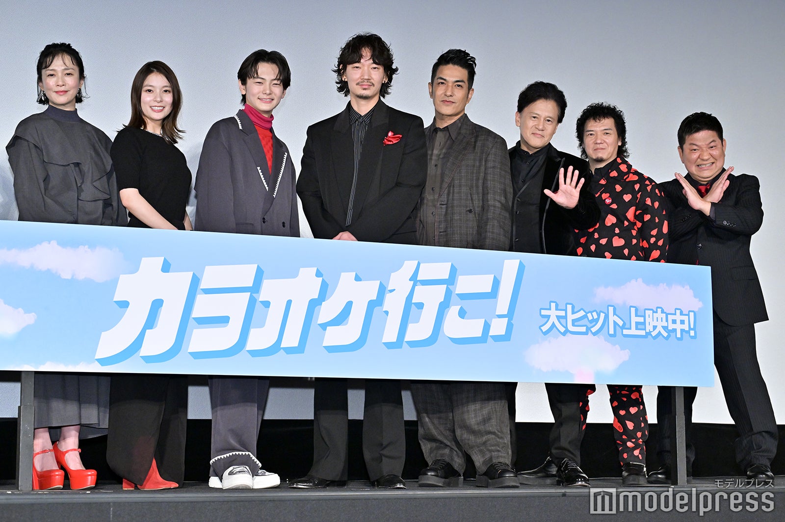 （左から）山下敦弘監督、坂井真紀、芳根京子、齋藤潤、綾野剛、北村一輝、橋本じゅん、やべきょうすけ、チャンス大城（C）モデルプレス