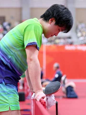 張本智和がまさかの8強敗退 18年銅の34歳イラン選手と激闘フルゲームも3-4敗戦 団体中国超え60年ぶりV導いたエースが無念のメダル逸 1-3から執念追いつくも 松島輝空も敗れ日本男子は姿消す