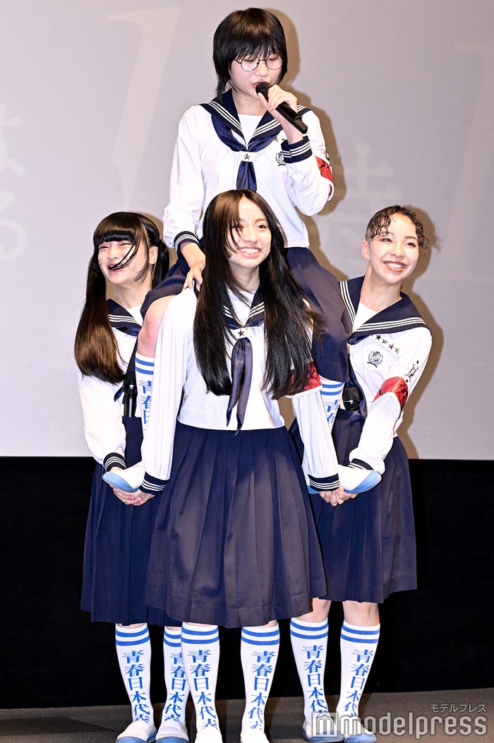 新しい学校のリーダーズ(上から時計回りに)SUZUKA、RIN、KANON、MIZYU(C)モデルプレス