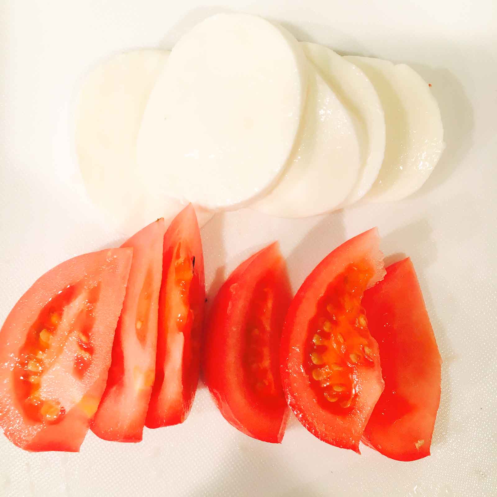 手順1：トマトはくし形切り、モッツァレラも等分になるよう／画像提供：柏原歩