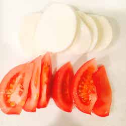 手順1：トマトはくし形切り、モッツァレラも等分になるよう／画像提供：柏原歩