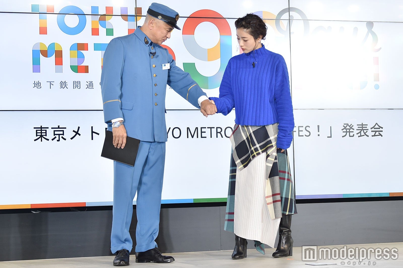 クイズに挑戦する石原さとみ （C）モデルプレス