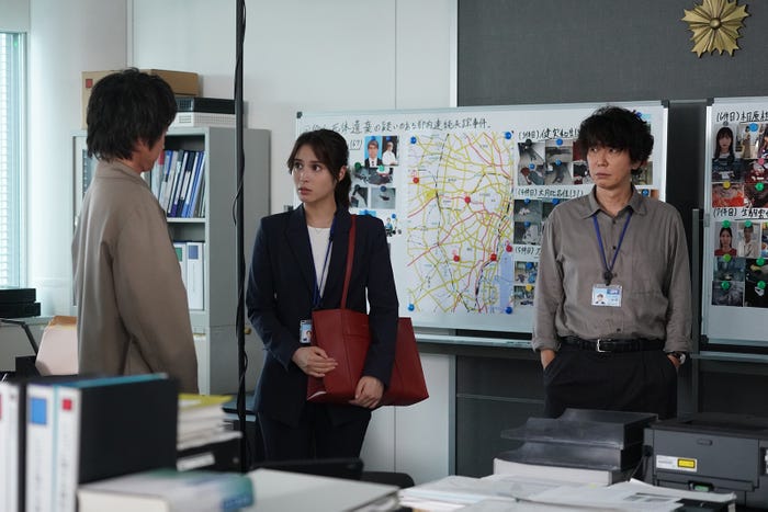 広瀬アリス、ユースケ・サンタマリア「全領域異常解決室」(C)フジテレビ