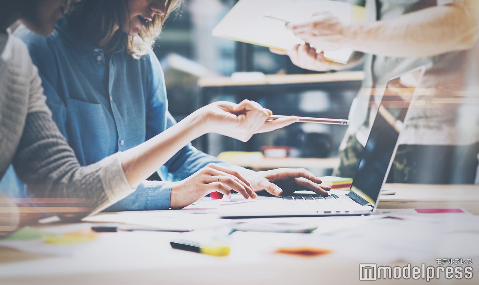 ビジネスででもスマホの重要度は高い（Photo by SFIO CRACHO／shutterstock）