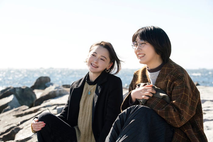 玉城ティナ、松本穂香 (C)2023「恋のいばら」製作委員会