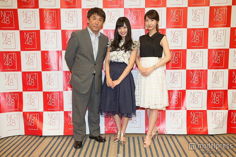 （左から）今村悦朗劇場支配人、北原里英、柏木由紀（C）AKS