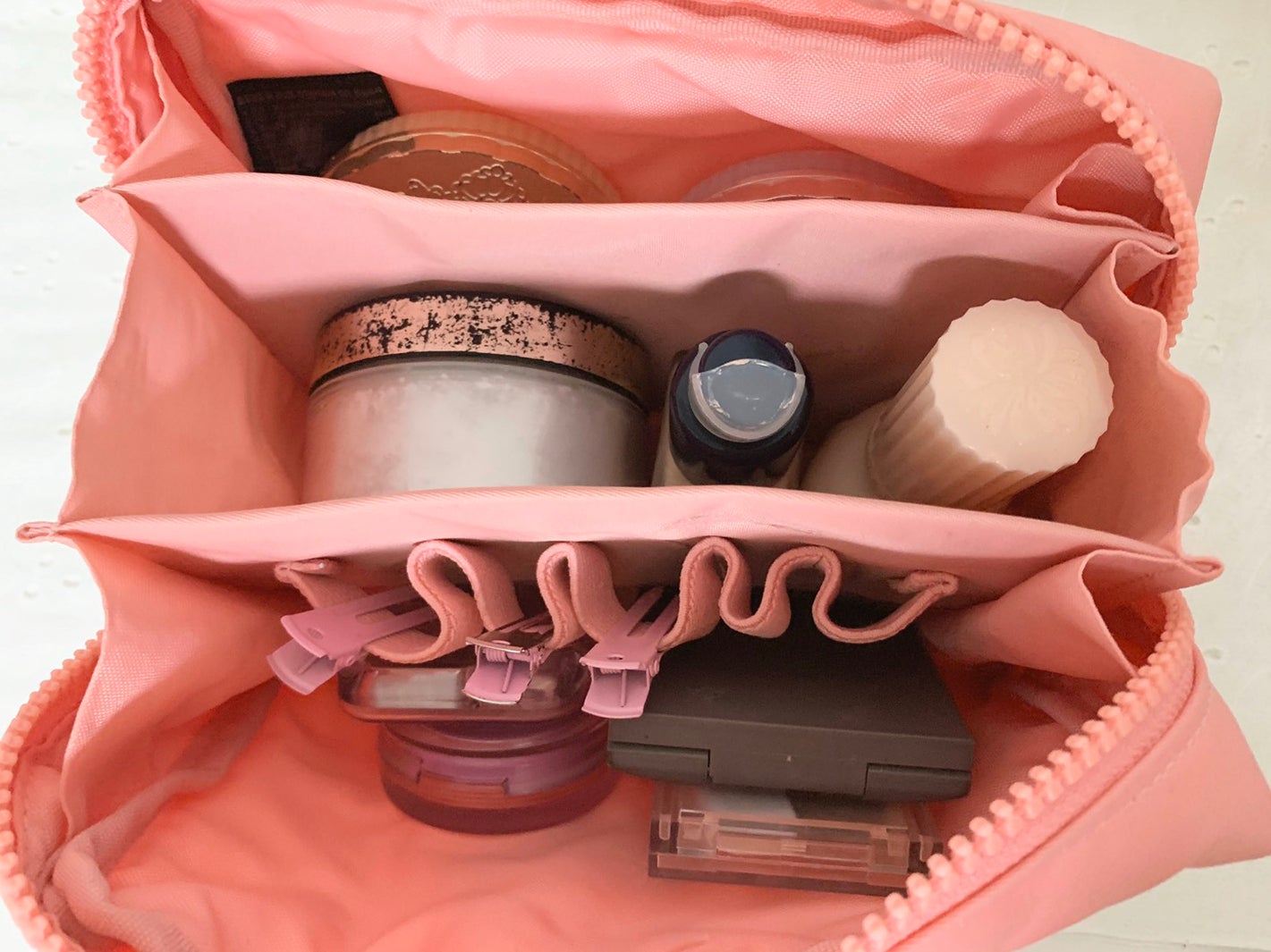 運上弘菜のメイクポーチ全体の中身はこんな感じ！（C）Mercury