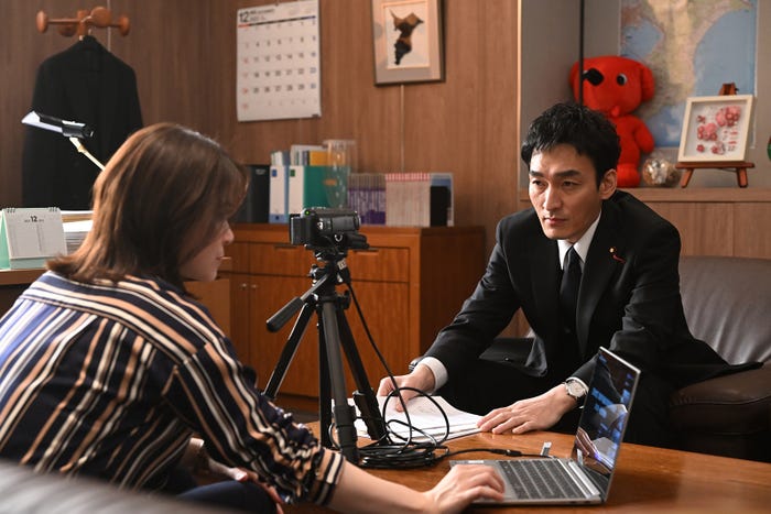 「宮澤エマ、草なぎ剛「罠の戦争」最終話より(C)カンテレ