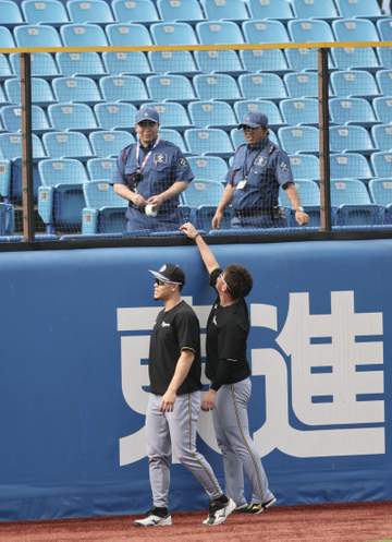 阪神 佐藤輝が神宮球場の外野ネット確認 ネットで話題の高寺が放った12日の先頭打者弾着弾点へ→桐敷とチェック