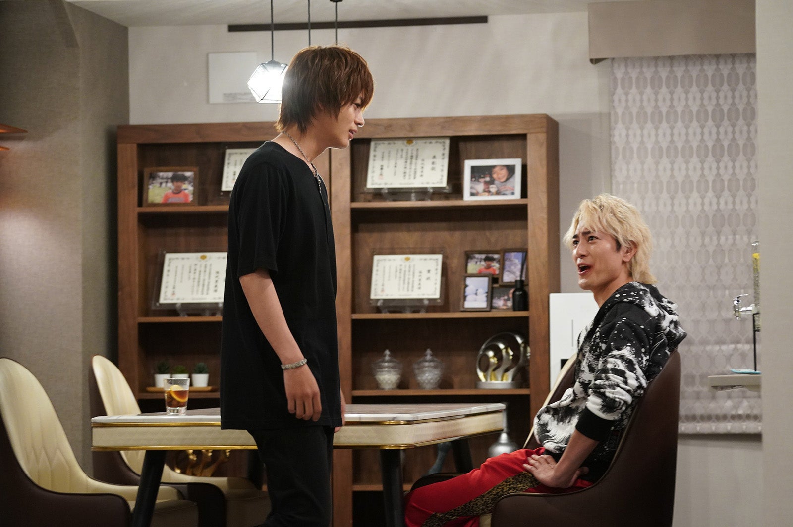 神尾楓珠、間宮祥太朗／「ナンバMG5」第9話より（C）フジテレビ