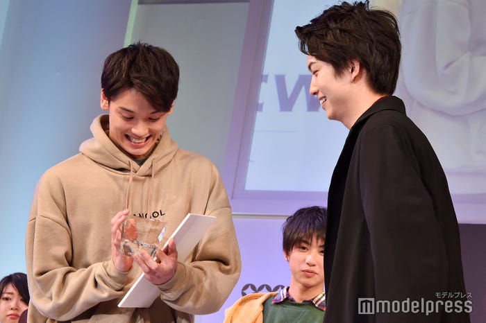 前回グランプリの綱啓永からトロフィーを受け取る松本大輝 (C)モデルプレス