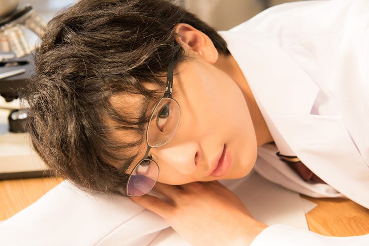 画像1 9 高杉真宙 居眠り姿も美しい 白衣 メガネ ボサボサ頭の 理系男子 が萌えの大渋滞 4人目の甘杉くん モデルプレス