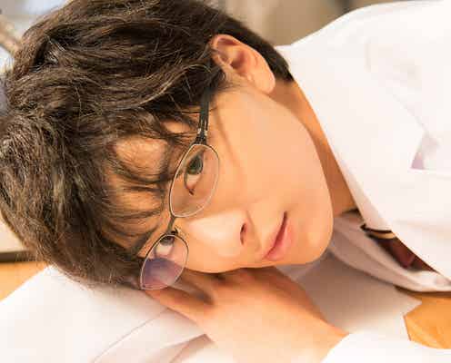 高杉真宙、居眠り姿も美しい 白衣+メガネ+ボサボサ頭の“理系男子”が萌えの大渋滞<4人目の甘杉くん>