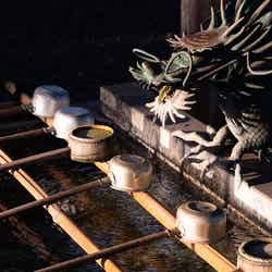 今年から各地の寺社で手水舎の撤去・封鎖が目立つ(photo by ぱくたそ)