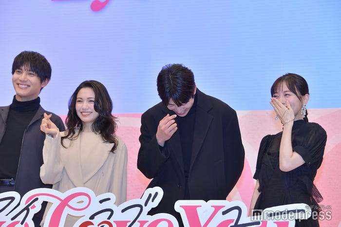 照れるチェ・ジョンヒョプ(左から3番目)、中川大志、二階堂ふみ、山下美月(C)モデルプレス