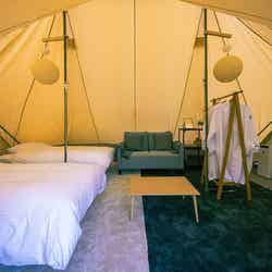 ベッド、ソファ、冷蔵庫、冷暖房を完備し、年中快適なテント(提供画像)