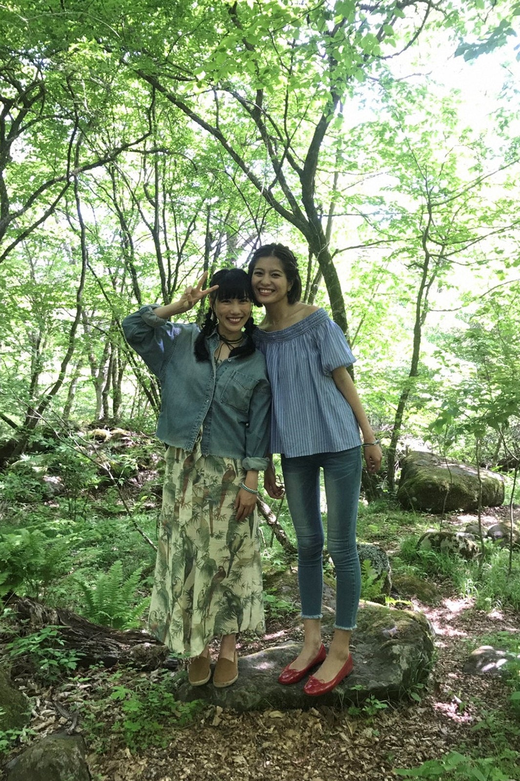 吐竜の滝（左から）高城れに、寺本愛美（C）TBS