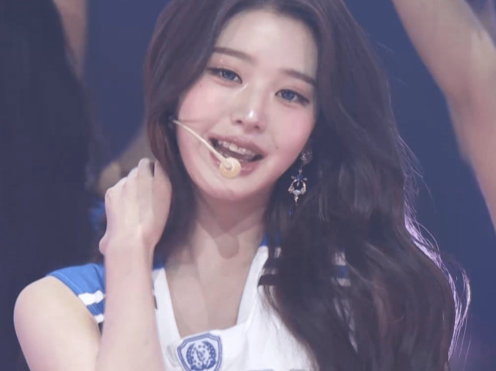 「脚、どんだけ長いの？」IVE、白のハイソックスを履いたチアガール衣装でキュートさ爆発！圧倒的なビジュアルとパフォーマンスでファンを魅了