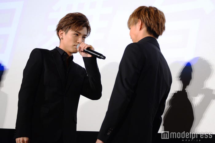 ビンタのシーンを再現する岩田剛典(左)、佐藤大樹(C)モデルプレス