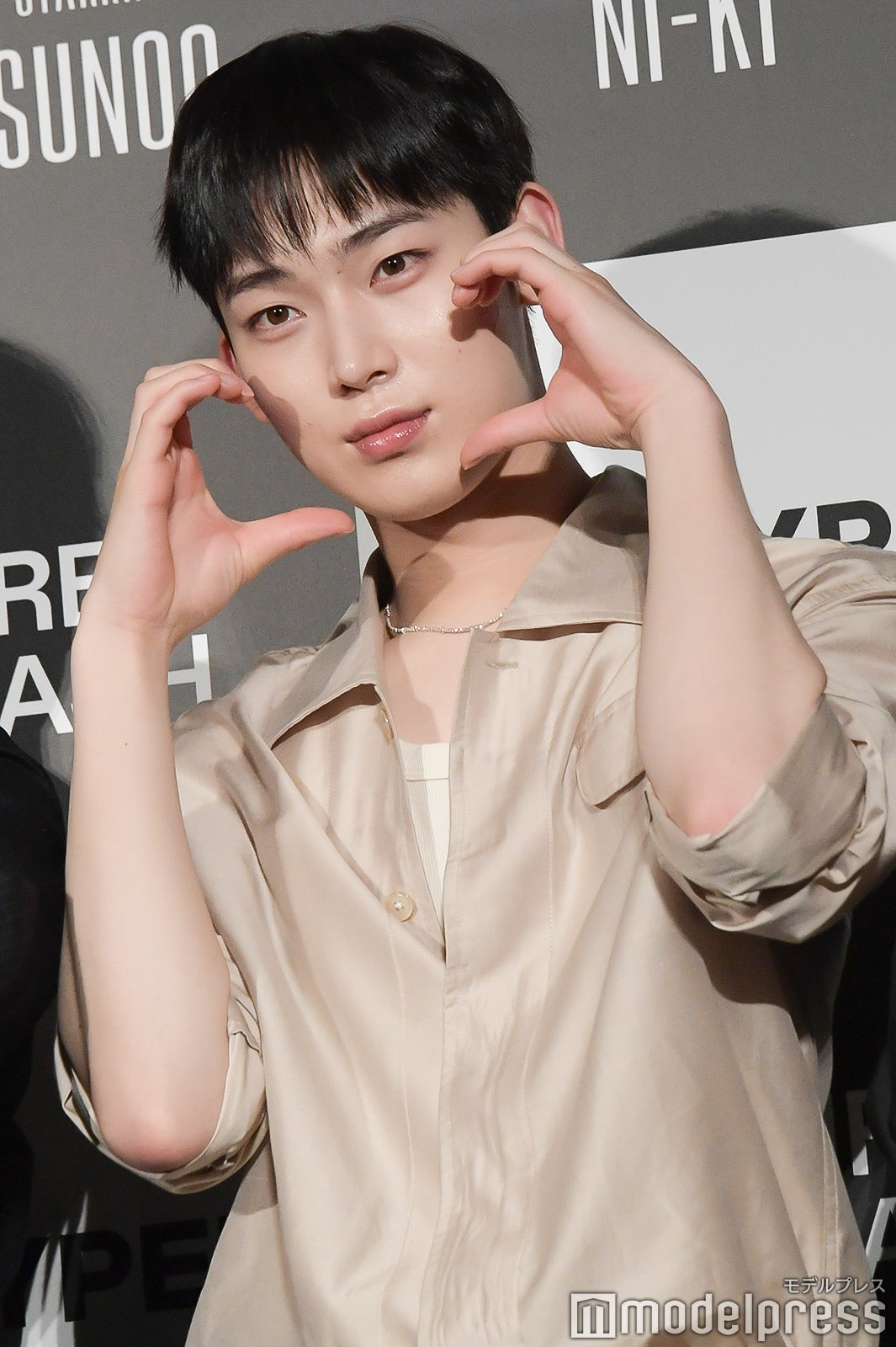 ルダハートを決めるSUNOO（ソヌ）（C）モデルプレス