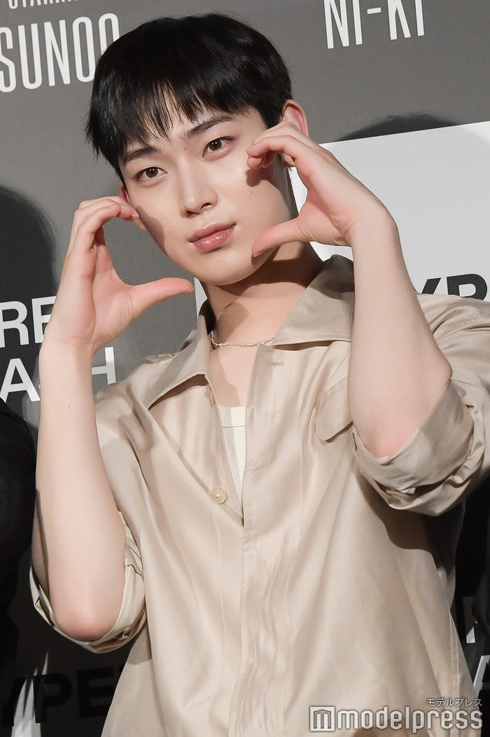 ルダハートを決めるSUNOO(ソヌ)(C)モデルプレス