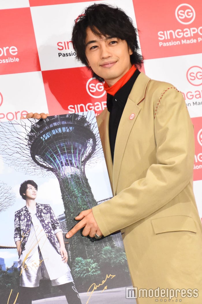 親友・レスリー・キー氏が手がけたシンガポール観光大使ビジュアルの自分を指差し、嬉しそうな斎藤工(C)モデルプレス