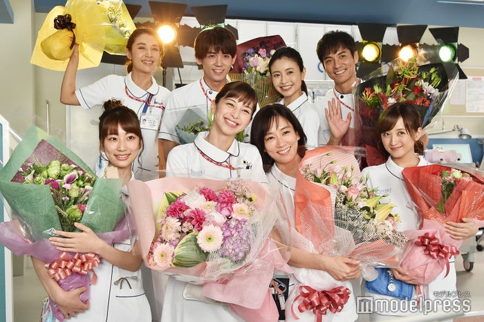 (前列左から)山崎萌香、中条あやみ、水川あさみ、小松彩夏(後列左から)鈴木紗理奈、小瀧望、片瀬那奈、沢村一樹(C)モデルプレス