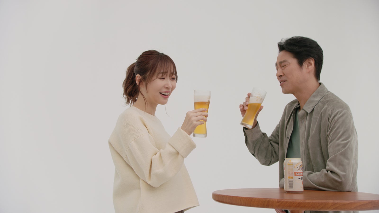 （左から）指原莉乃、堤真一（提供写真）