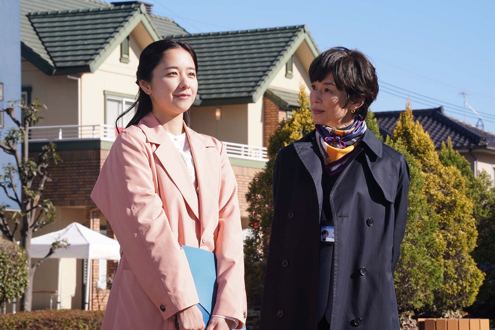 （左から）鈴木保奈美、堀田真由 （C）フジテレビ