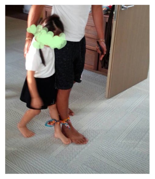 麗禾ちゃんと二人三脚の練習をする市川海老蔵/市川海老蔵オフィシャルブログ(Ameba)より